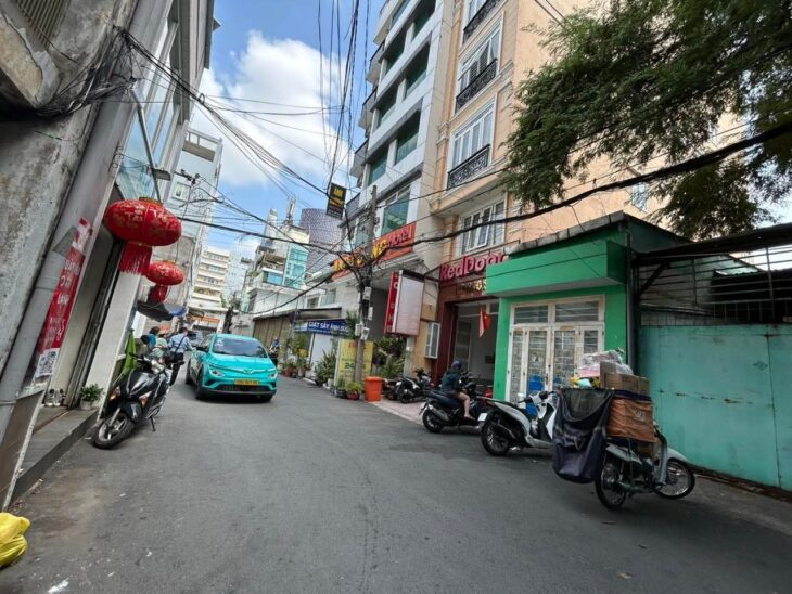 BIỆT THỰ XE HƠI NGỦ TRONG NHÀ – VỊ TRÍ ĐẮT ĐỊA -Đ.ĐOÀN NHƯ HÀI- NHÀ THÔNG RA HAI MẶT TIỀN ĐƯỜNG Q4.