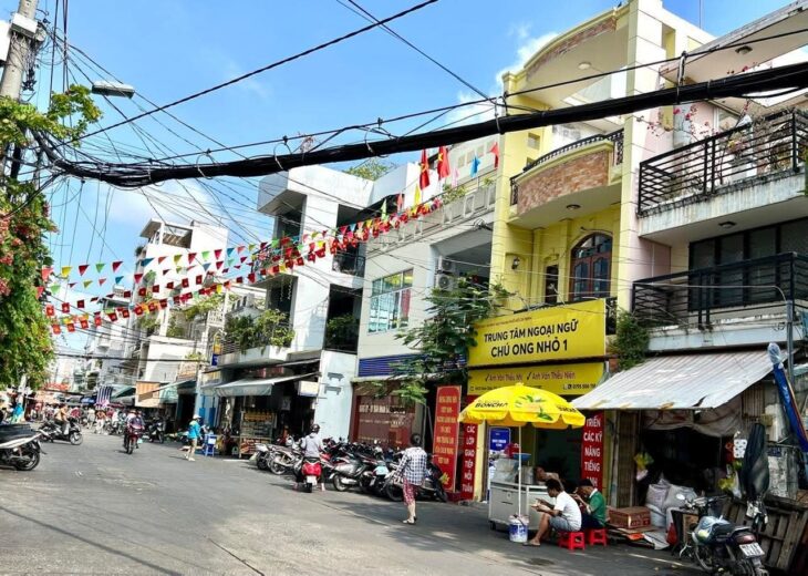 VÍP NHA VÍP NHA : NHÀ MẶT TIỀN ĐƯỜNG GẦN UBND, TRƯỜNG HỌC, NHÀ THỜI, CHỢ 200 NỮA