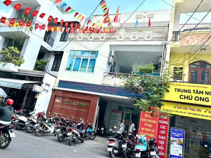 VÍP NHA VÍP NHA : NHÀ MẶT TIỀN ĐƯỜNG GẦN UBND, TRƯỜNG HỌC, NHÀ THỜI, CHỢ 200 NỮA