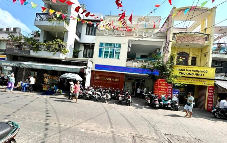 VÍP NHA VÍP NHA : NHÀ MẶT TIỀN ĐƯỜNG GẦN UBND, TRƯỜNG HỌC, NHÀ THỜI, CHỢ 200 NỮA