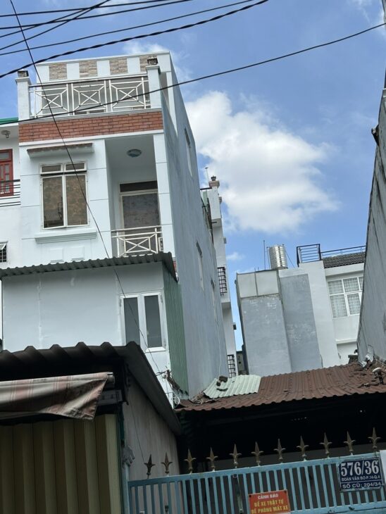 HẺM 576 Đ. ĐOÀN VĂN BƠ BÁN ĐẤT TẶNG NHÀ – KHU DÂN CƯ HIỆN HỮU THUẬN TIÊN XÂY DỰNG CĂN HỘ DỊCH VỤ
