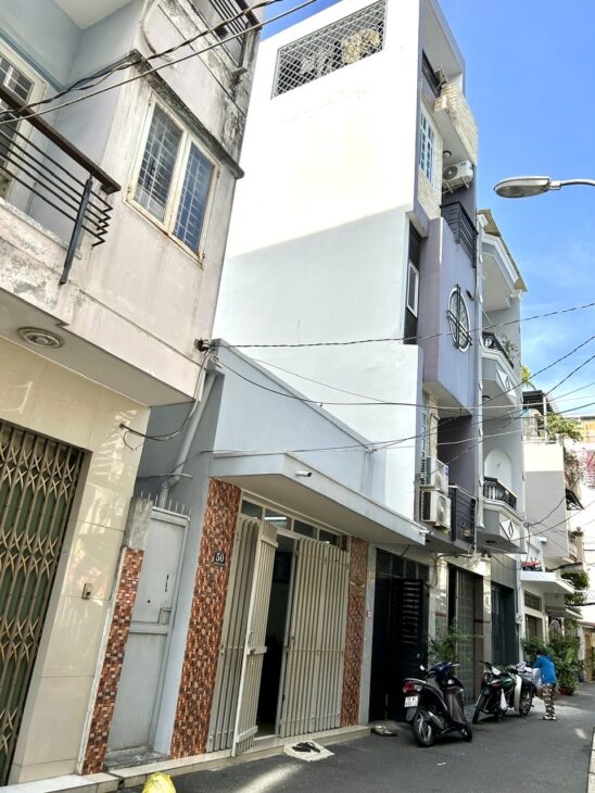 ĐƯỜNG SỐ HIẾM NHÀ BÁN Q.4 – VIEW ĐẸP CÔNG VIÊN GẦN HỒ BƠI-XE HƠI ĐẬU CỬA CẢ NGÀY.