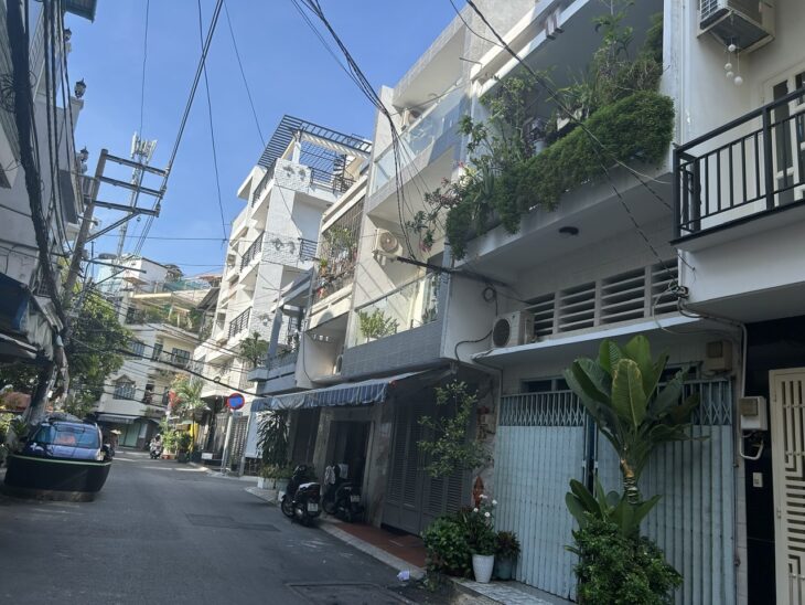 ĐƯỜNG SỐ HIẾM NHÀ BÁN Q.4 – VIEW ĐẸP CÔNG VIÊN GẦN HỒ BƠI-XE HƠI ĐẬU CỬA CẢ NGÀY.