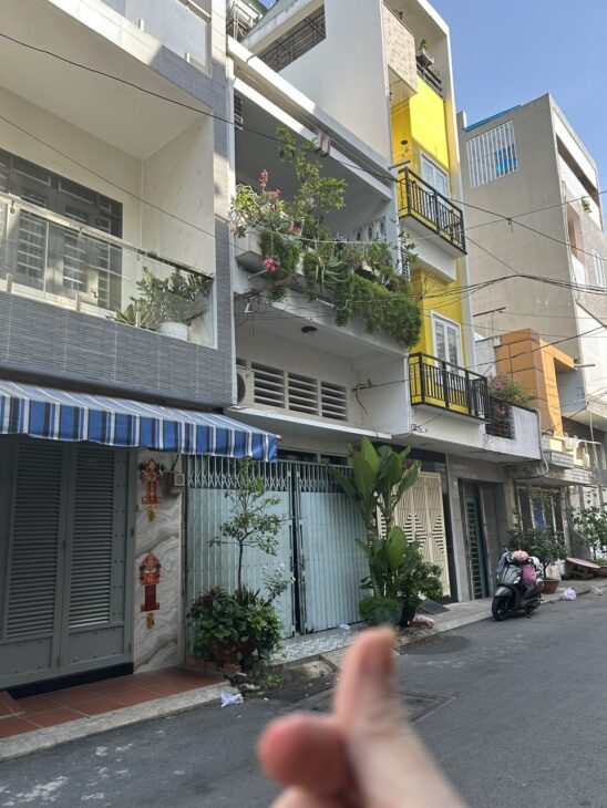 ĐƯỜNG SỐ HIẾM NHÀ BÁN Q.4 – VIEW ĐẸP CÔNG VIÊN GẦN HỒ BƠI-XE HƠI ĐẬU CỬA CẢ NGÀY.