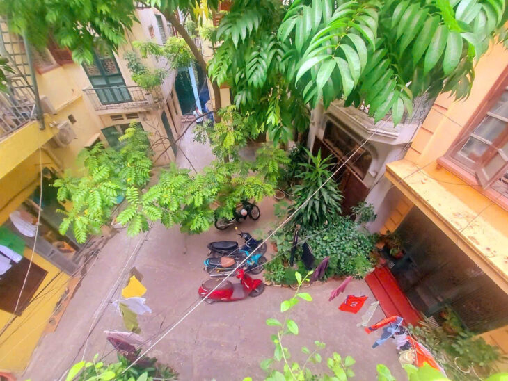 Cho thuê căn hộ tập thể phố Quán Thánh, Ba Đình. 70m2, 2pn. Cách mặt phố 15m.Giá thuê 13.5 tr/tháng