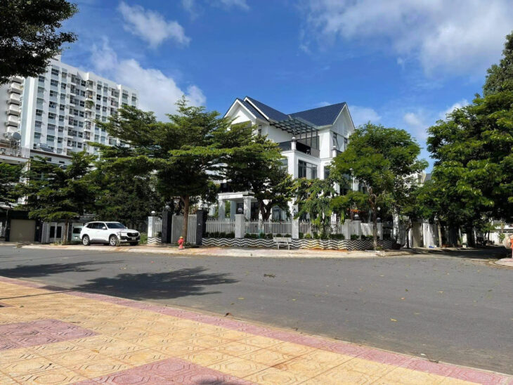 Cần bán nhanh Biệt thự vườn, 2 mặt tiền view sông, công viẻn và sân golf. KDC Hà Đô, P.Thới An.
