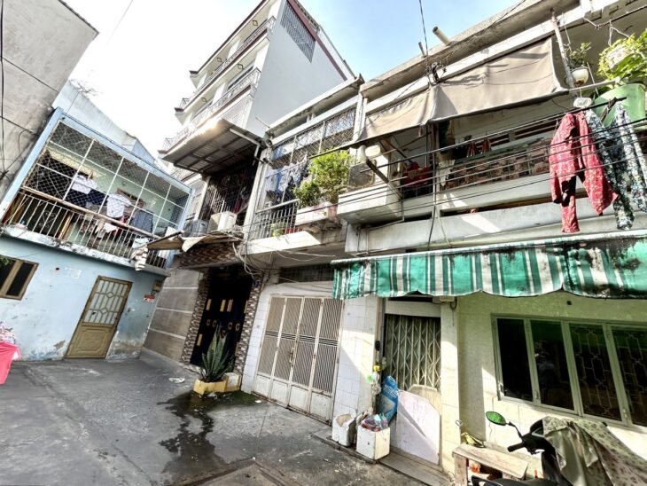 NHÀ BÁN XE HƠI ĐẬU CỬA- MẶT TIỀN ĐƯỜNG SỐ Q4.
