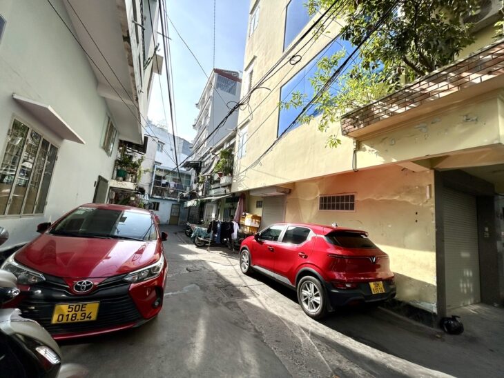 NHÀ BÁN XE HƠI ĐẬU CỬA- MẶT TIỀN ĐƯỜNG SỐ Q4.