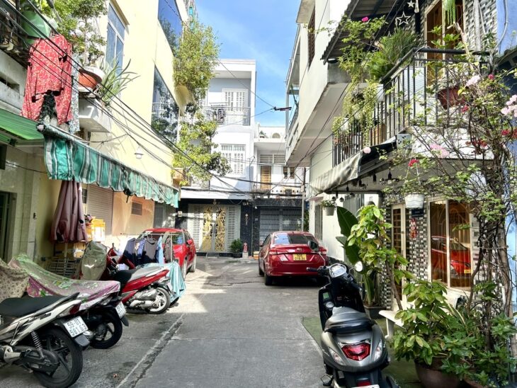 NHÀ BÁN XE HƠI ĐẬU CỬA- MẶT TIỀN ĐƯỜNG SỐ Q4.