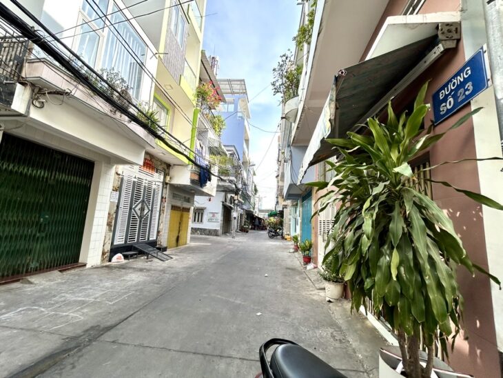 NHÀ BÁN XE HƠI ĐẬU CỬA- MẶT TIỀN ĐƯỜNG SỐ Q4.