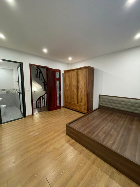 Chính Chủ Bán NR 5 tầng Tư Đình, Phường Long Biên , 1 nhà oto tránh đỗ ngày đêm, gần cầu Trần Hưng