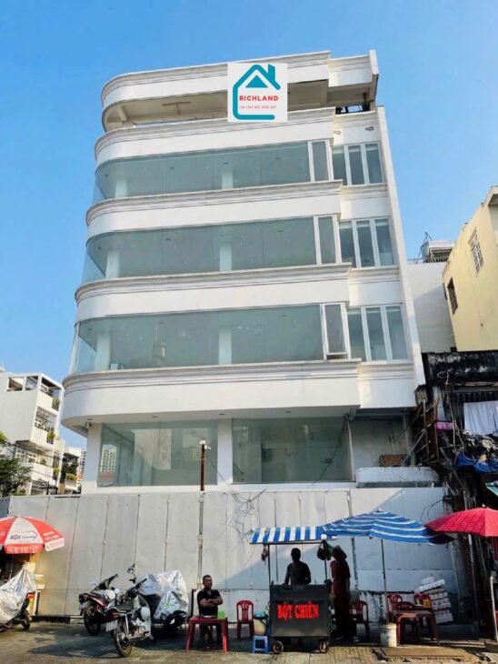 Cho thuê nhà góc 2 Mặt Tiền số 93 Hòa Hưng, Phường 12, Quận 10.