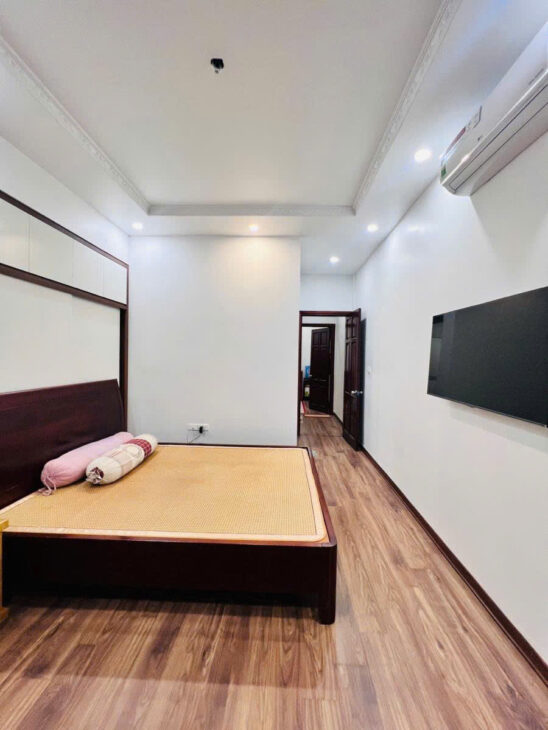 Bán nhà phố Hào Nam 39m x 4T giá 8.2 tỷ trước nhà rộng gần 4m, tặng nội thất