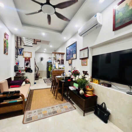 Bán nhà phố Hào Nam 39m x 4T giá 8.2 tỷ trước nhà rộng gần 4m, tặng nội thất