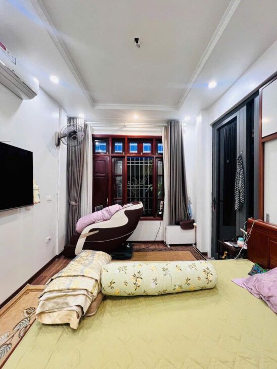 Bán nhà phố Hào Nam 39m x 4T giá 8.2 tỷ trước nhà rộng gần 4m, tặng nội thất