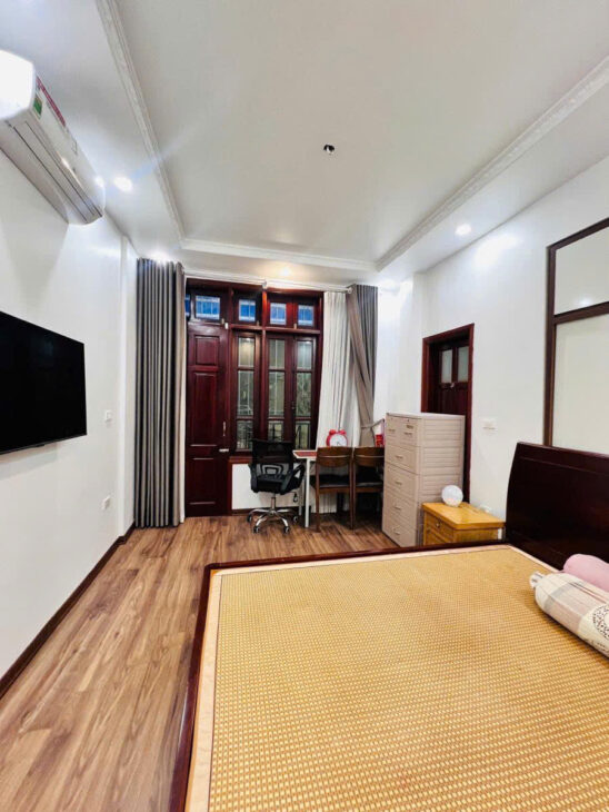 Bán nhà phố Hào Nam 39m x 4T giá 8.2 tỷ trước nhà rộng gần 4m, tặng nội thất