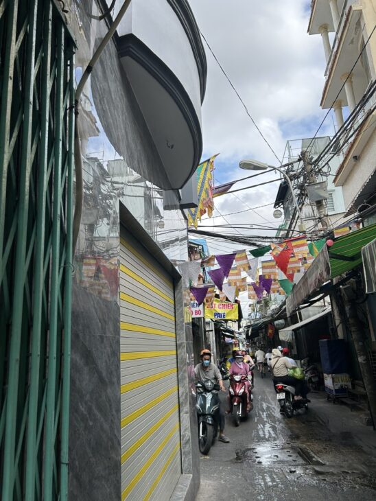 BÁN NHÀ ĐẸP GẦN TRƯỜNG HỌC, CHỢ- THUẬN TIỆN KINH DOANH ĐA NGÀNH NGHỀ- XE HƠI TÓI CỬA- Đ. ĐVB.