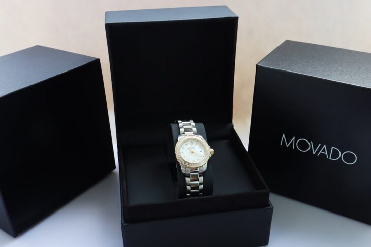 ĐH Nữ : Movado Series 800 – mặt Xà Cừ – Niềng & cọc số đính Kim Cương Size 29mm fullbox