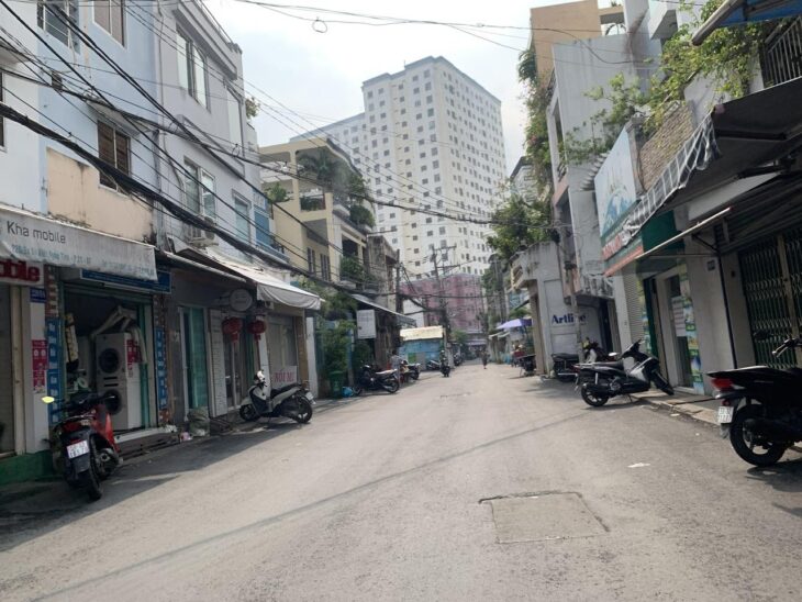 MUA 1 ĐƯỢC 2 – NHÀ 2 MẶT HẺM – HẺM XE TẢI – Ngang 8M – Chỉ Hơn 80tr/m2 SÁT BÊN QUẬN 1.