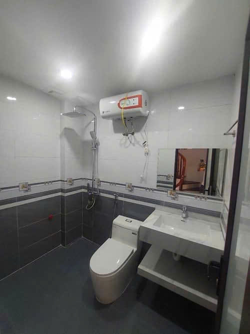 Nhà đẹp Nguyễn Văn Linh hơn 4 tỷ, 30m2, MT 4m, 5 tầng, gần ô tô