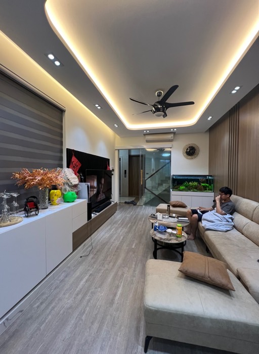 HIẾM HIẾM LÁNG HẠ – PHÂN LÔ – Ô TÔ TRÁNH – HƠN 40M RA PHỐ – THÔNG TỨ TUNG – Ô CHỜ THANG MÁY – KINH