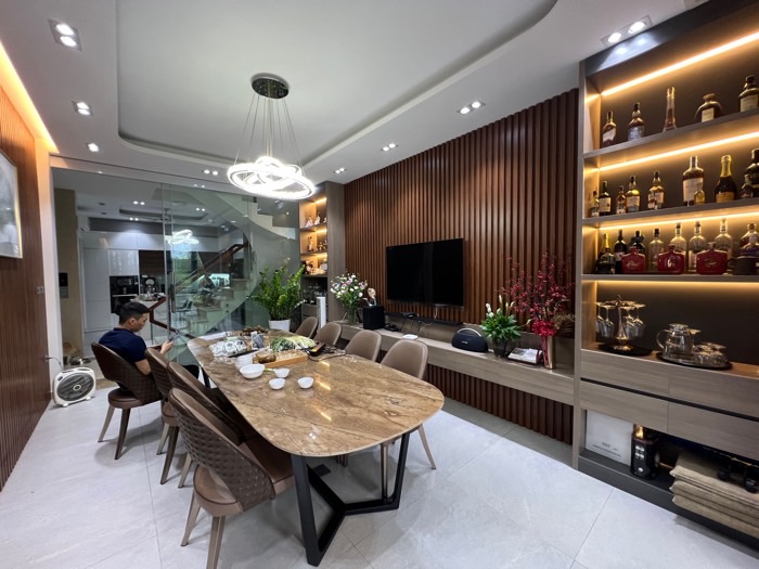 HIẾM HIẾM LÁNG HẠ – PHÂN LÔ – Ô TÔ TRÁNH – HƠN 40M RA PHỐ – THÔNG TỨ TUNG – Ô CHỜ THANG MÁY – KINH