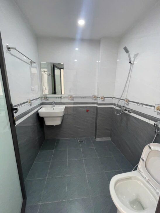 THANH AM – LONG BIÊN – NHÀ ĐẸP 6 TẦNG – THANG MÁY – CÁCH Ô TÔ TRÁNH 1 NHÀ – SỔ VUÔNG ĐẸP