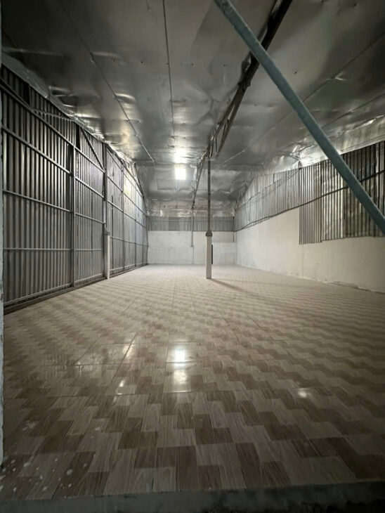 kho 8 triệu rộng 180 m2 đường Nguyễn Văn Cừ