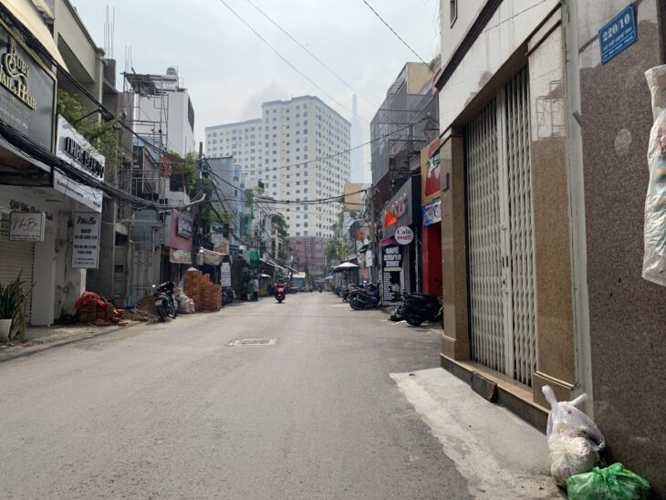MUA 1 ĐƯỢC 2 – NHÀ 2 MẶT HẺM – HẺM XE TẢI – Ngang 8M – Chỉ Hơn 80tr/m2 SÁT BÊN QUẬN 1.