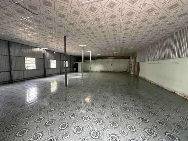 kho 8 triệu rộng 180 m2 đường Nguyễn Văn Cừ