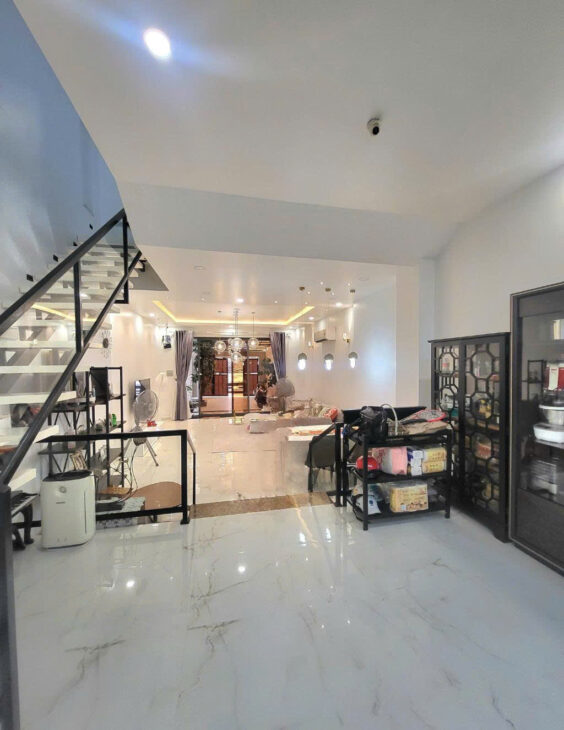 BÁN GẤP – NHÀ CÓ SÂN VƯỜN – GIÁ RẺ – CẠNH PHÚ MỸ HƯNG – 130M2 3 TẦNG – NHỈNH 13 TỶ (TLCC)