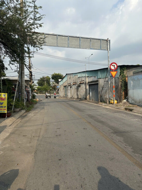 BÁN GẤP NHÀ XƯỞNG QUỐC LỘ 22 – DÒNG TIỀN – ĐƯỜNG CONTAINER – 1 CĂN RA MẶT TIỀN QL22 – 175M2 –
