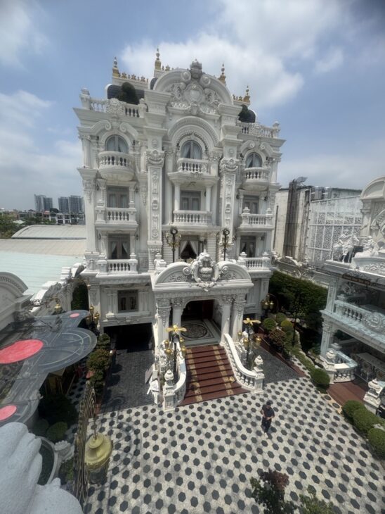 BÁN BIỆT THỰ MẶT TIỀN TRẦN VĂN KIỂU – DT 3500M² – 6 TẦNG – FULL NỘI THẤT TÂY Á – 300 TỶ