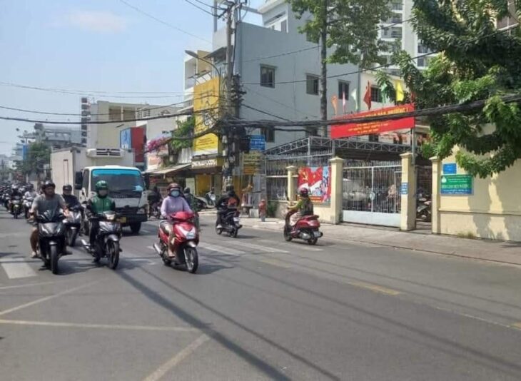 Bán nhà Gò Vấp , đường Lê Quang Định- kế hẻm xe hơi, gần mặt tiền, 4 x 12, 3 Pn , hơn 5 tỷ TL