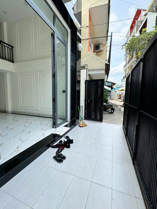 Bán nhà quận 11, đường Hòa Bình, 65m2, hẻm 8m thông, 5 tầng, 9.9 tỷ