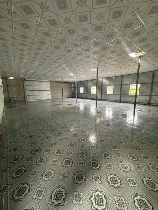 kho 8 triệu rộng 180 m2 đường Nguyễn Văn Cừ