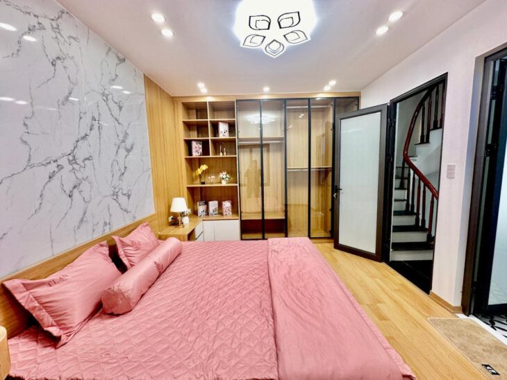 Nhà phố Lương Yên-4T 30M-mặt ngõ chợ-ô tô đỗ cửa.