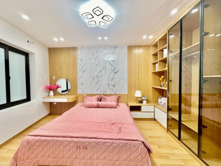 Nhà phố Lương Yên-4T 30M-mặt ngõ chợ-ô tô đỗ cửa.