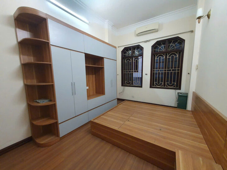 Cho thuê : nhà nguyên căn ngõ 175 phố định công Dt 40m2 x 4tầng ,3ngủ ,3vs , 1 khách ,1 bếp, giá