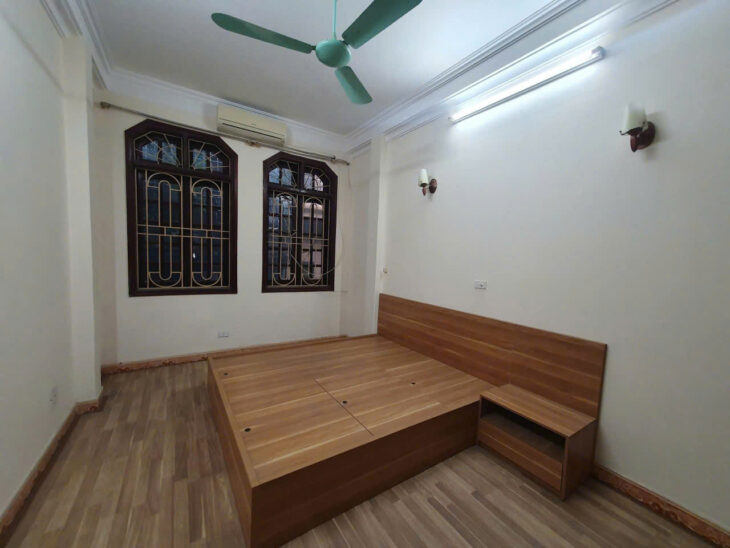 Cho thuê : nhà nguyên căn ngõ 175 phố định công Dt 40m2 x 4tầng ,3ngủ ,3vs , 1 khách ,1 bếp, giá