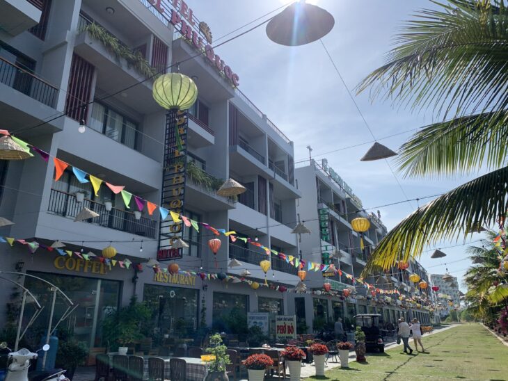 Bán nhà phố sonasea villas and resort , 550m2, 40 tỷ, thiết kế 40 phòng nằm trên trục đường vào 24m