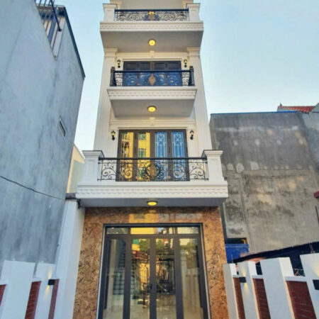 Nhà 4 tầng, độc lập sân cổng, ngõ 5m, Giá 6.3 tỉ, gần Chợ Hàng Mới