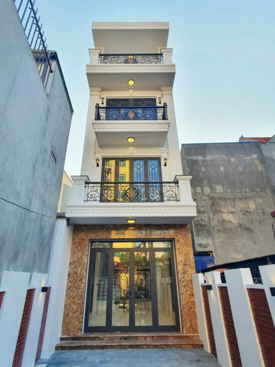 Nhà 4 tầng, độc lập sân cổng, ngõ 5m, Giá 6.3 tỉ, gần Chợ Hàng Mới