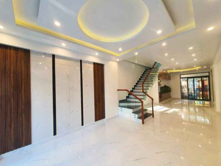 Nhà 4 tầng, độc lập sân cổng, ngõ 5m, Giá 6.3 tỉ, gần Chợ Hàng Mới