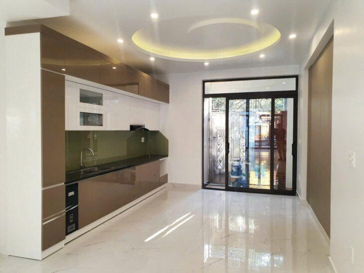 Nhà 4 tầng, độc lập sân cổng, ngõ 5m, Giá 6.3 tỉ, gần Chợ Hàng Mới