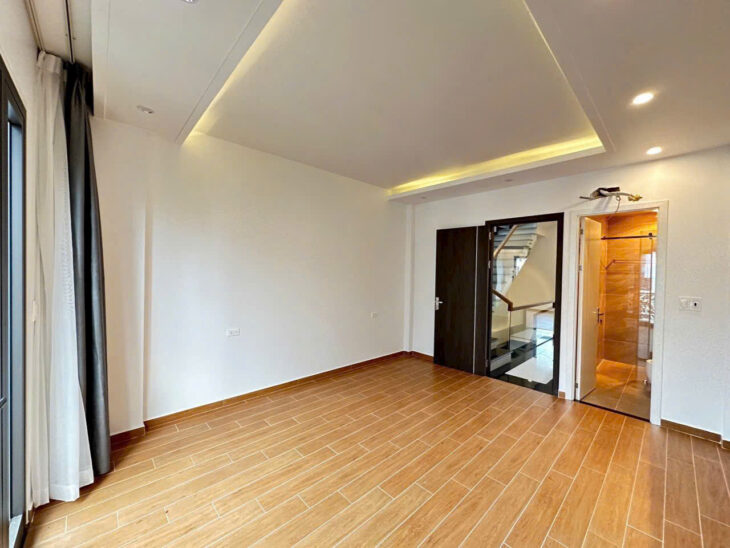 Nhà 4 tầng, độc lập sân cổng, ngõ 5m, Giá 6.3 tỉ, gần Chợ Hàng Mới