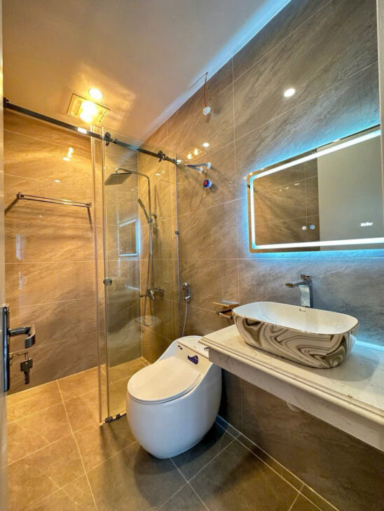 Nhà 4 tầng, độc lập sân cổng, ngõ 5m, Giá 6.3 tỉ, gần Chợ Hàng Mới