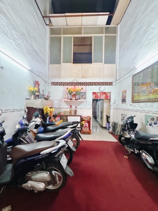 BÁN NHÀ MẶT PHỐ Đ. HOÀNG DIỆU — XE HƠI NGỦ TRONG NHÀ- VỊ TRÍ VÀNG KHU Q4.
