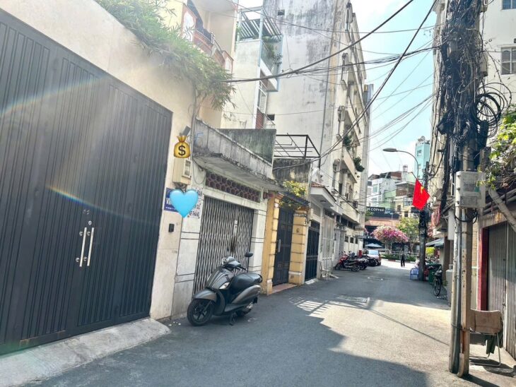 BÁN NHÀ MẶT PHỐ Đ. HOÀNG DIỆU — XE HƠI NGỦ TRONG NHÀ- VỊ TRÍ VÀNG KHU Q4.