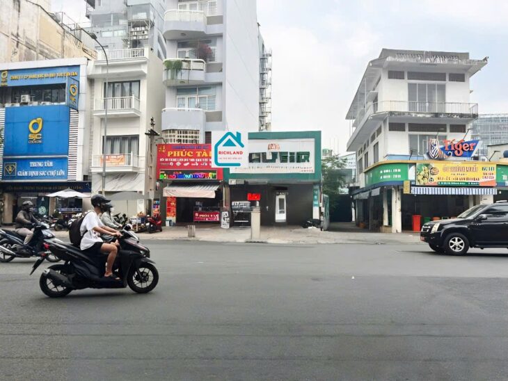 Cho thuê nhà 2 mặt tiền 246 Trần Phú, P.9 Q.5. Giá 220 triệu